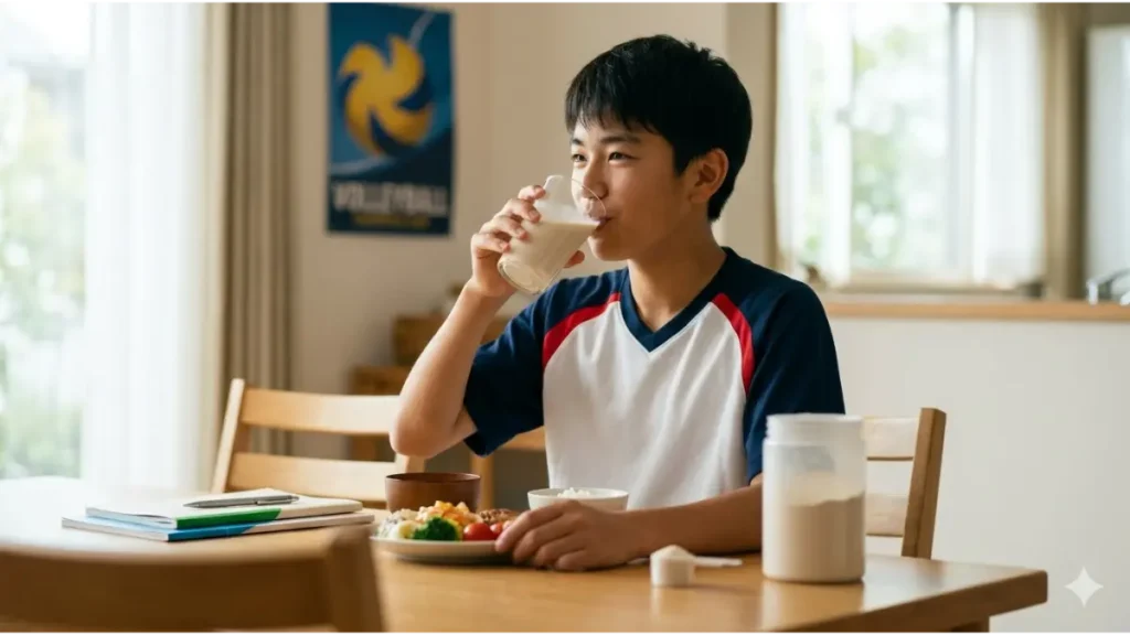 部活後にココア味のサプリメントを飲む日本人中学生男子バレーボール選手。