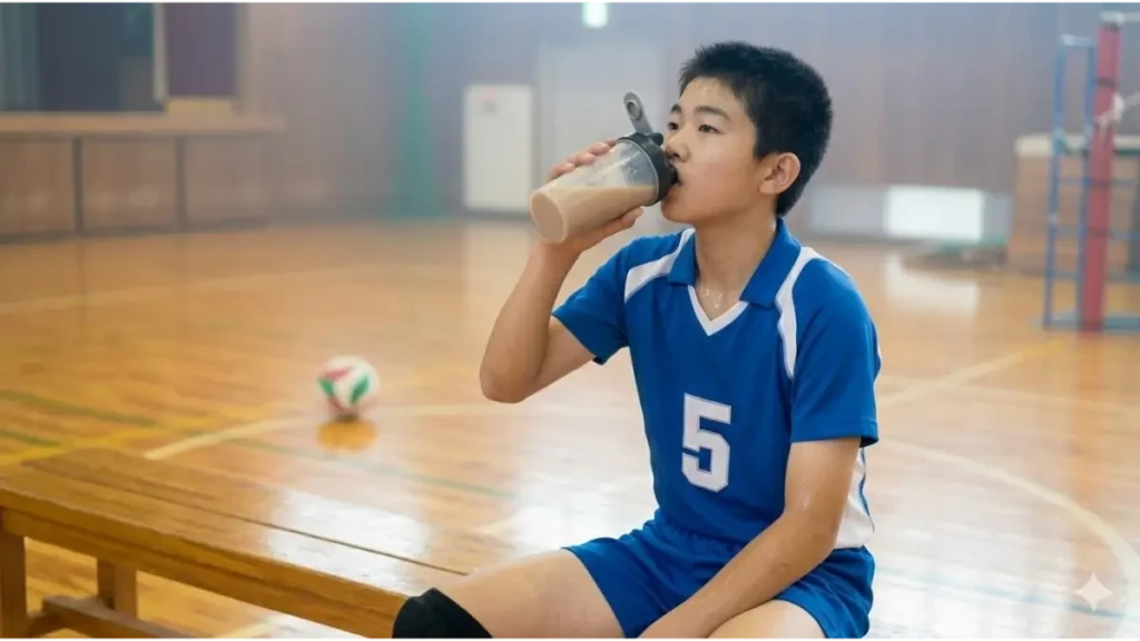 バレーボール練習後に、効率的な身体づくりのためにシェイカーで栄養補給をする日本の中学生選手。