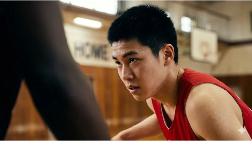 バスケ部の一人ドリブル練習で体格差のある相手を抜き去る日本人選手