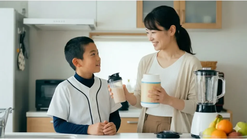 キッチンで母親が中学生の息子にジュニアプロテインを勧める様子