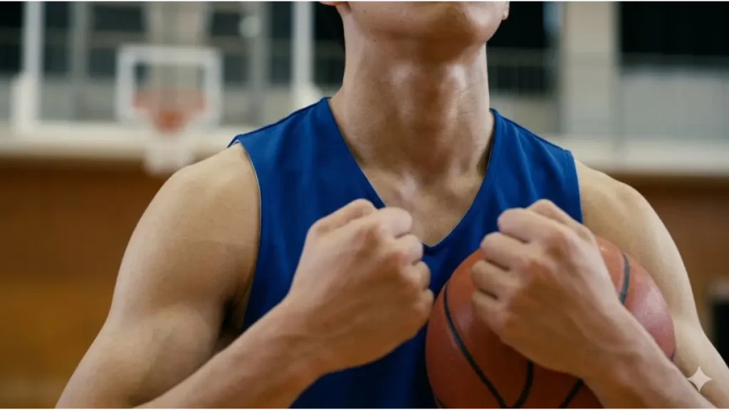緊張により肩や腕の筋肉が硬直してボールを強く握りすぎるバスケ選手