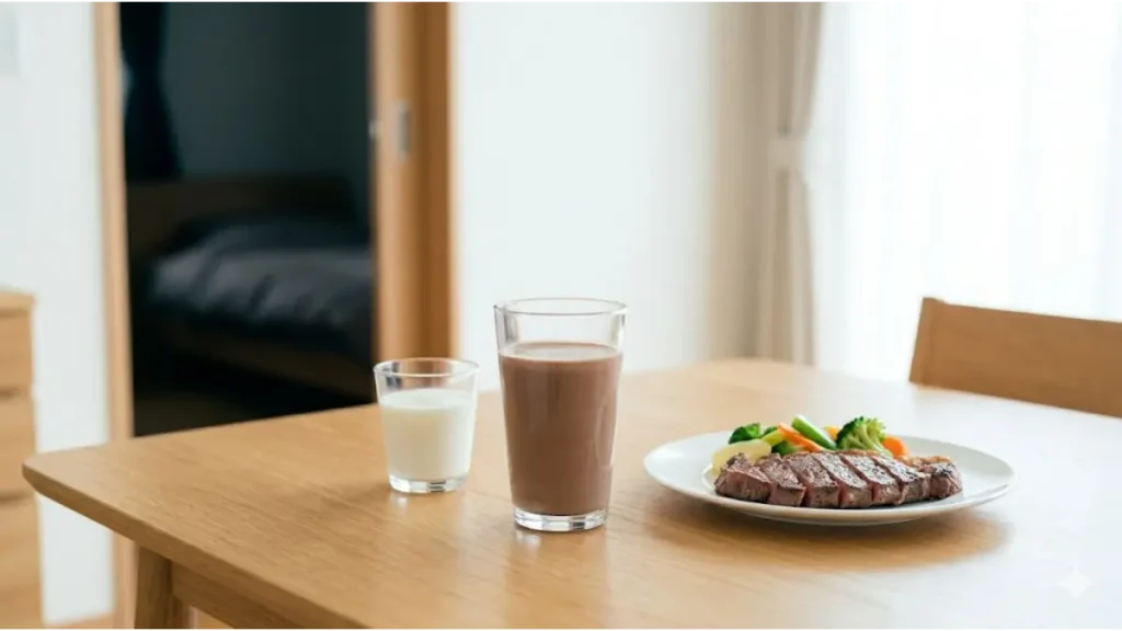 牛乳やステーキ肉とプロテインのタンパク質効率を比較する実写イメージ