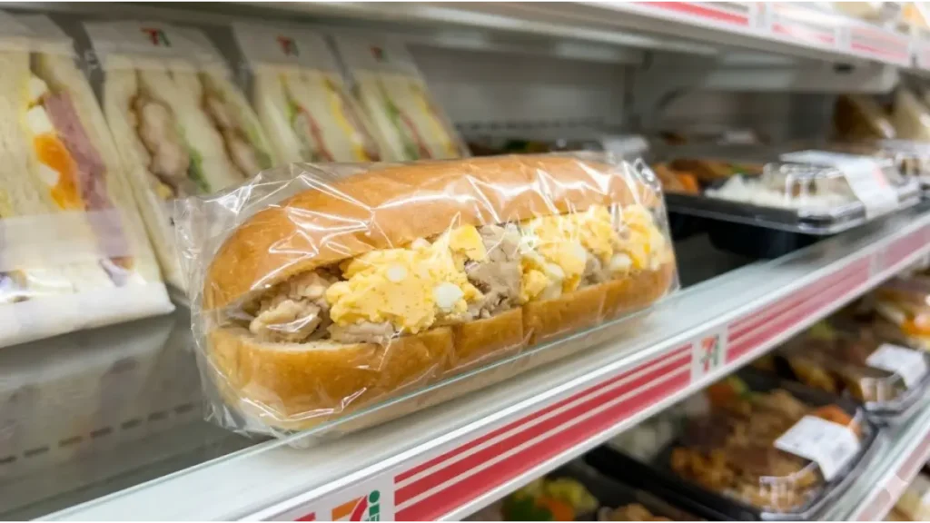 セブン-イレブンの店頭に並ぶ高タンパク質なチキン&エッグロール。