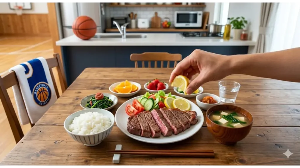 日本の家庭の食卓で、成長期のバスケ部アスリートのために、亜鉛の吸収を促進するビタミンCやクエン酸を豊富に含む食品（レモン、梅干し、新鮮な野菜・果物）を積極的に取り入れた、健康的でバランスの取れた食事。添加物やフィチン酸を避ける工夫として、白米を主食にし、加工食品を排除している。キッチンにはバスケットボールが置かれている。